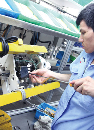 富山智能工業(yè)縫紉機(jī)研發(fā)生產(chǎn)制造車間流水線